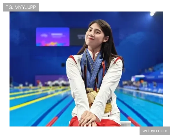 张雨霏泳池里像战士，下了飞机像女主，刷她私服图我一下穷感上头